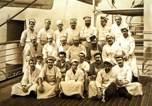 Skibene laver mad ombord på R.M.S. teutonisk af English Photographer